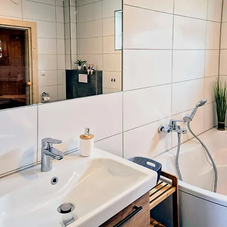 Schilfhaus 96a *